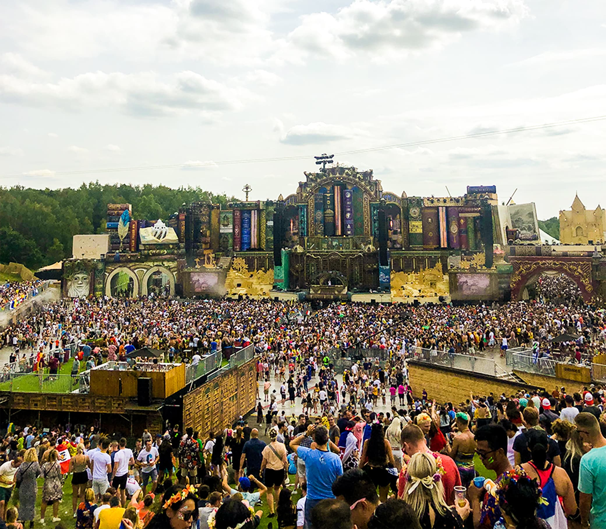 Tomorrowland mainstage crowd in daylight at De Schorre